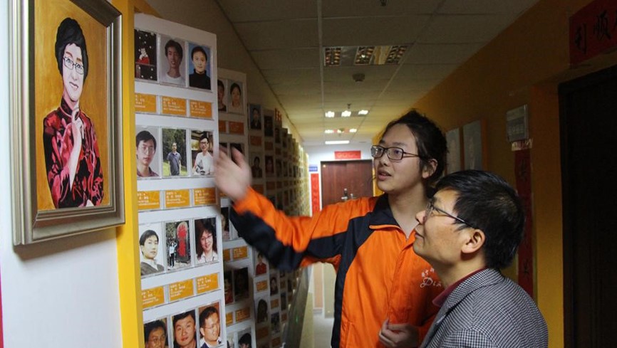 图10 公关组讲解员为厦门大学陈鹏博士介绍团队群英榜.jpg